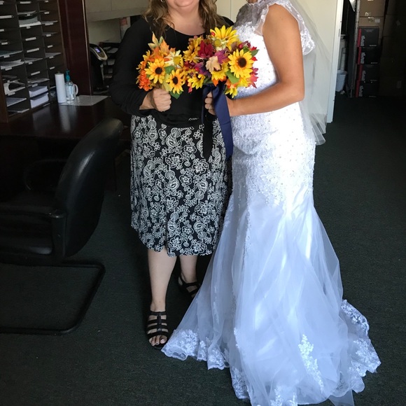 Beautiful wedding dress - Picture 3 of 4